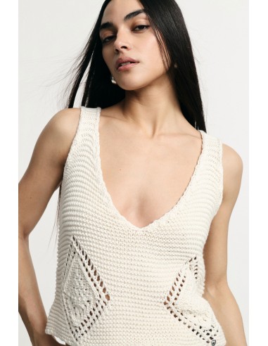 Top trabalhado em malha com decote em V e detalhes vazados Please