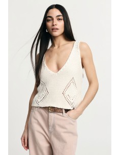 Top trabalhado em malha com decote em V e detalhes vazados Please