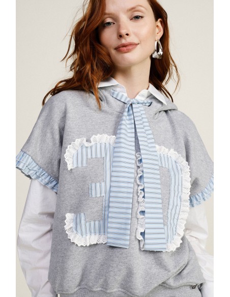 Sweat com capuz sem mangas e com detalhes em folhos Dixie