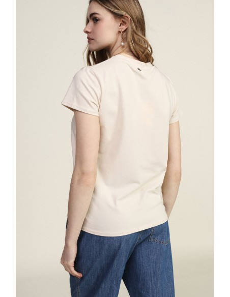 T-shirt Estampa Frontal com Aplicações de Bijuteria Dixie